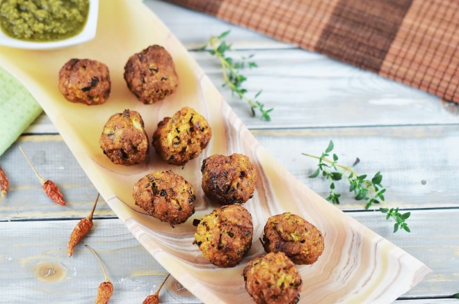 Möhren-Zucchini-Bällchen mit Jalapeño-Salsa