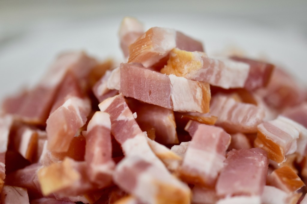 Gewürfelter Speck. Nahaufnahme.