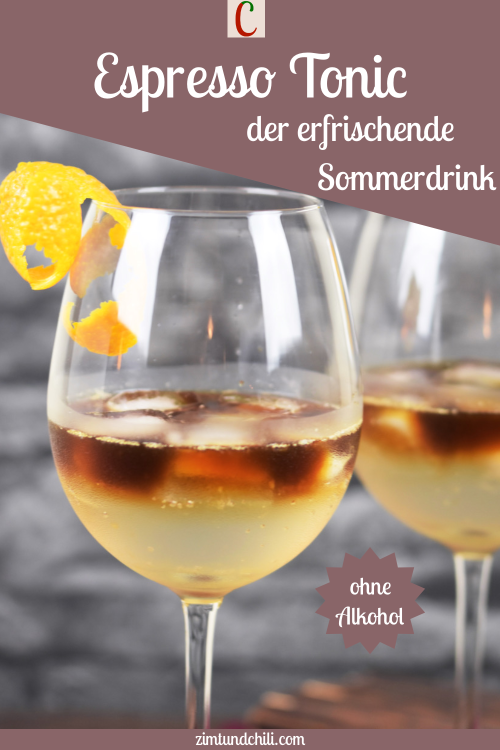 Zwei Espresso Tonic in Weingläsern. Hintergrund dunkel. Beschrifteter Pin.