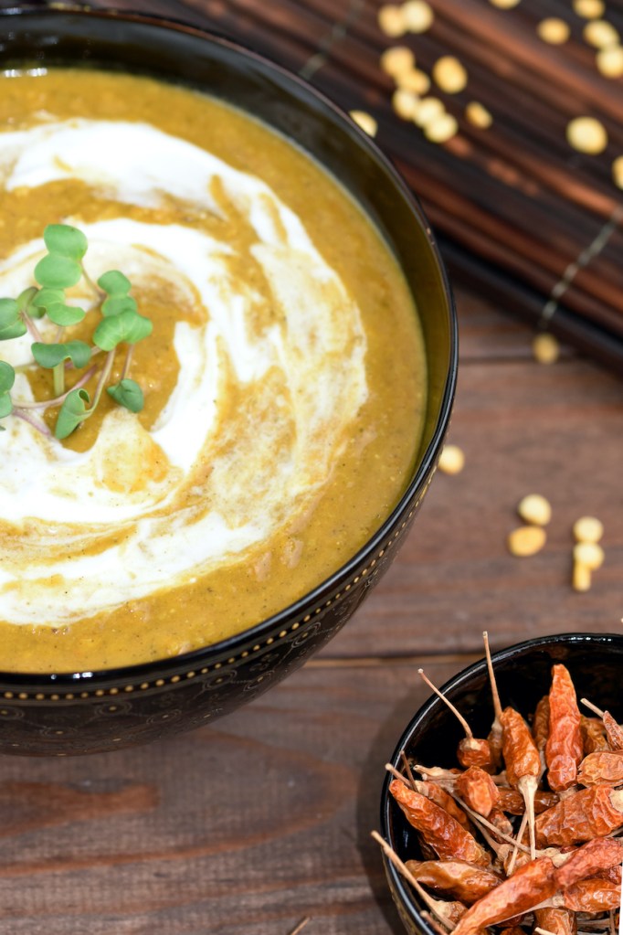 Chana Masala - indisches Kichererbsen-Curry - in einer dunklen Schale.