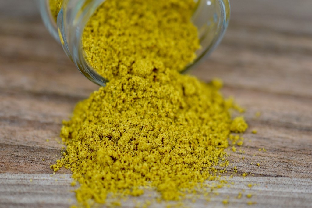 Currypulver, lose auf, Holzbrett