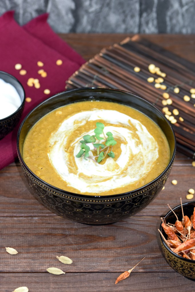 Chana Masala - indisches Kichererbsen-Curry - in einer dunklen Schale.