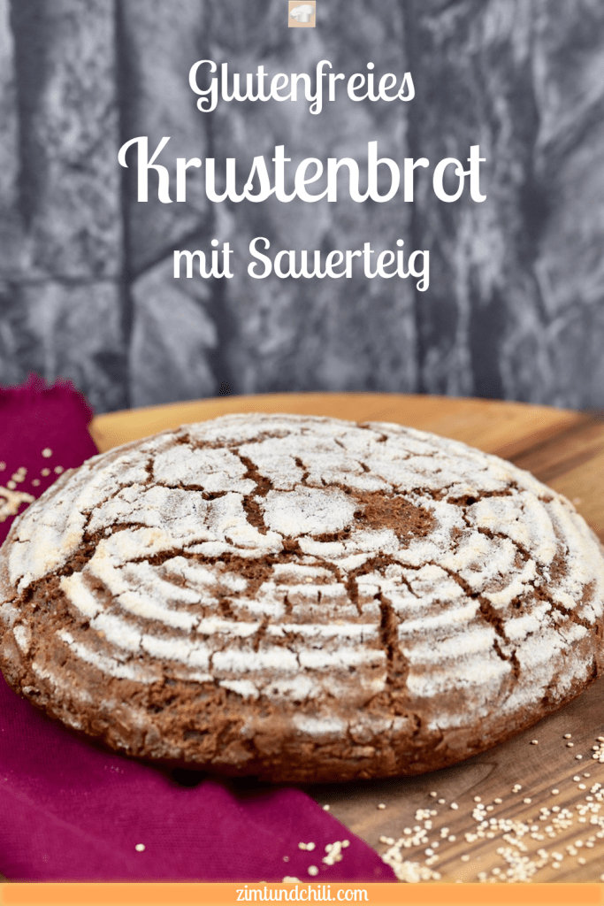 glutenfreies Krustenbrot in rund auf Holzbrett. Dekoriert ist es mit einer weinroten Stoffserviette und groben Salzkörnern. Pin beschriftet