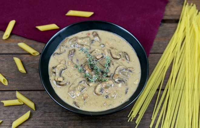 Italienische Pasta in cremiger Pilzsauce aus&nbsp;Cashewkernen