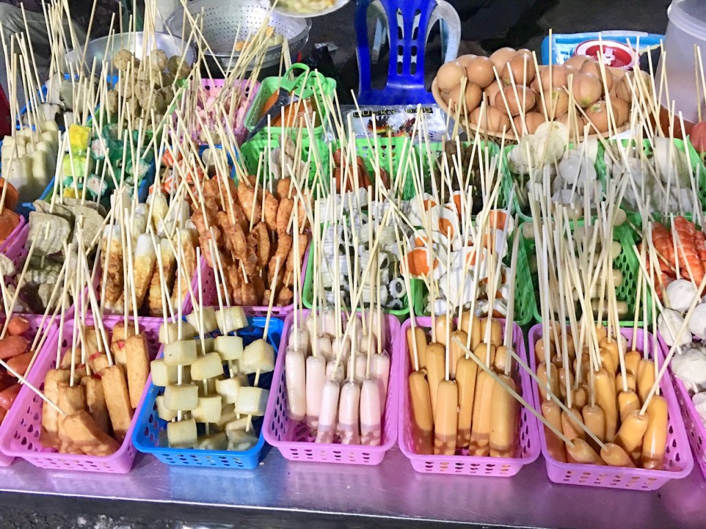 Foto für die 25 leckersten Gerichte - Spieße mit unterschiedlichen Zutaten in bunten Plastikkörben - Streetfood Yangon - Myanmar