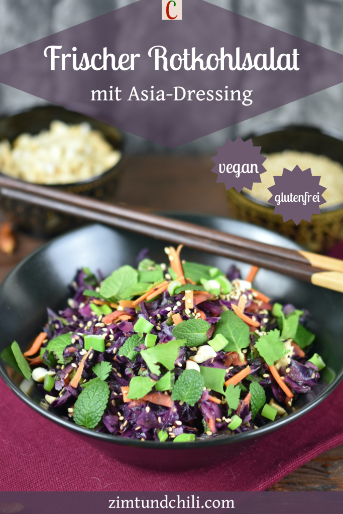 Frischer Rotkohlsalat mit Asia-Dressing in einer schwarzen Schale. Beschrifteter Pin.