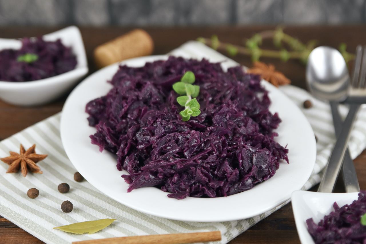 Klassischer Rotkohl mit Apfel auf weißem Teller.