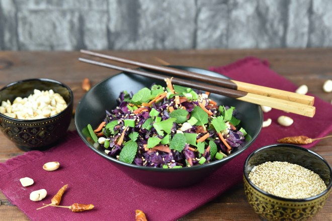 Frischer Rotkohlsalat mit Asia-Dressing in einer schwarzen Schale.