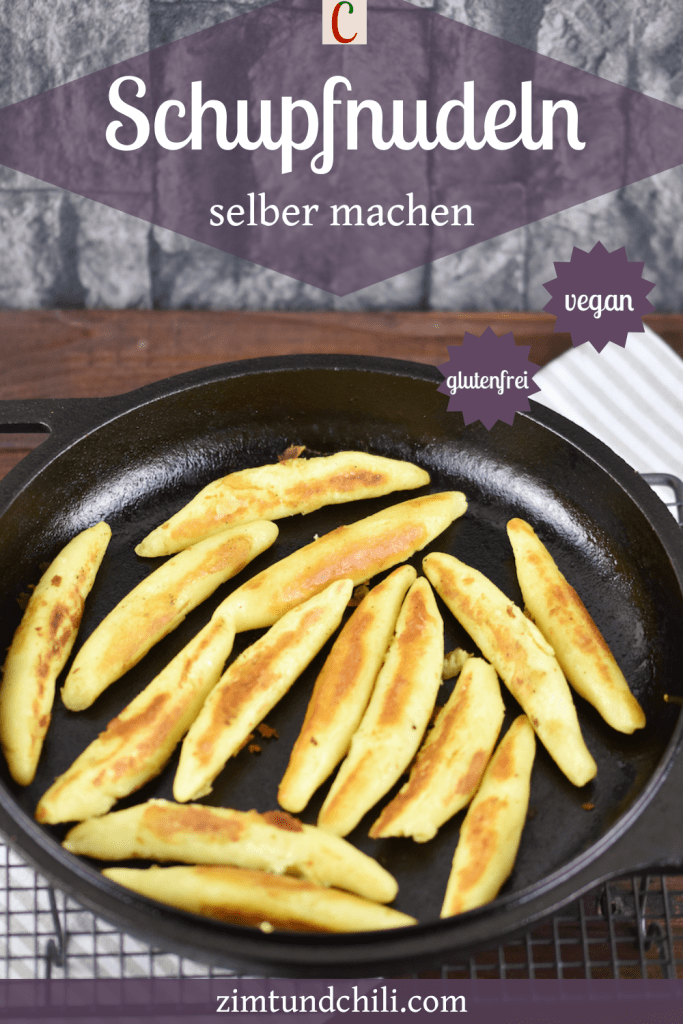 Glutenfreie Schupfnudeln angebraten in einer gußeisernen Pfanne. Beschrifteter Pin.
