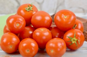 mehrere Tomaten, Hintergrund hell