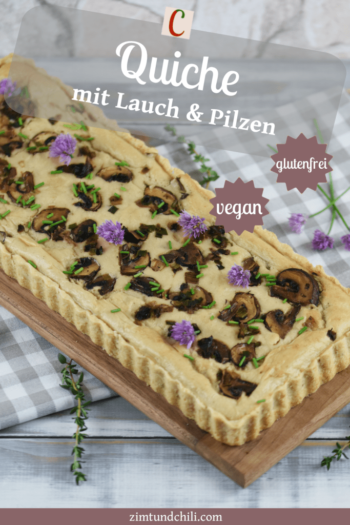 Längliche Quiche mit Lauch in Pilzen, garniert mit Schnittlauchblüten. Hintergrund hell. Beschrifteter Pin.