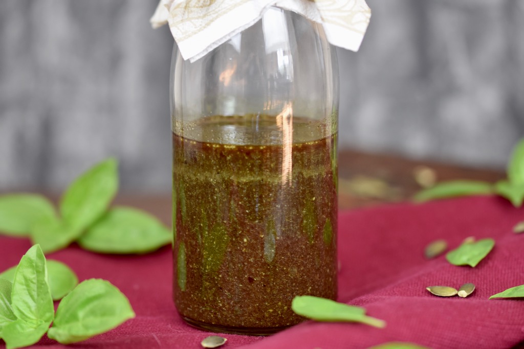 nussiges Dressing mit Kürbiskernöl - Salatdressing - Rezept - Senf - einfach - für Feldsalat - schnell - für Blattsalate - Vinaigrette - für Rucola