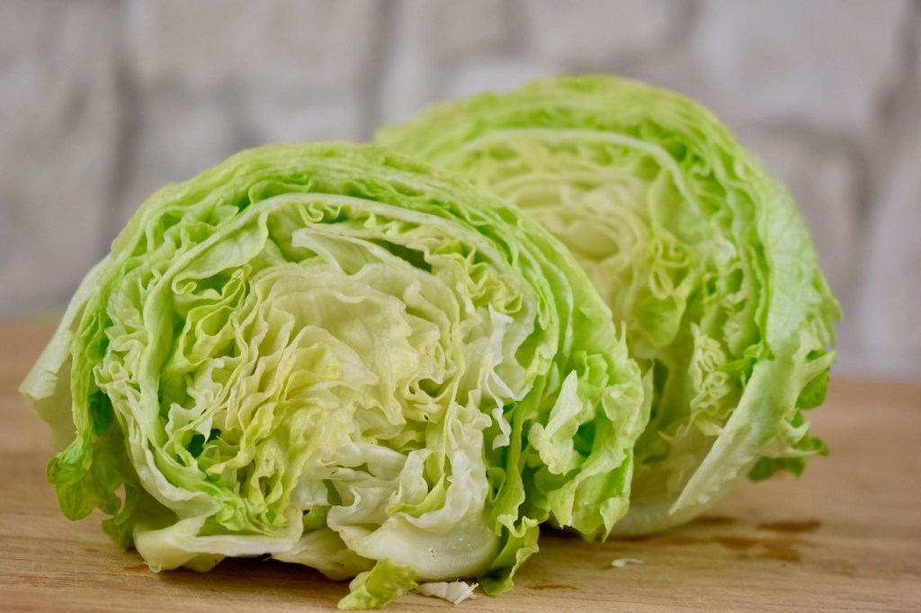 Eisbergsalat halbiert, Hintergrund hell