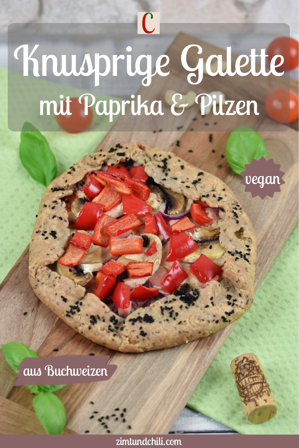 Knusprige Galette mit Paprika und Pilzen auf Holzbrett. Beschrifteter Pin.