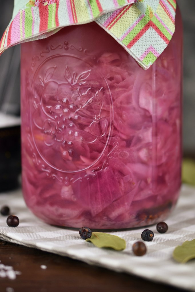 Fermentierte rote Zwiebeln in einem Einmachglas.
