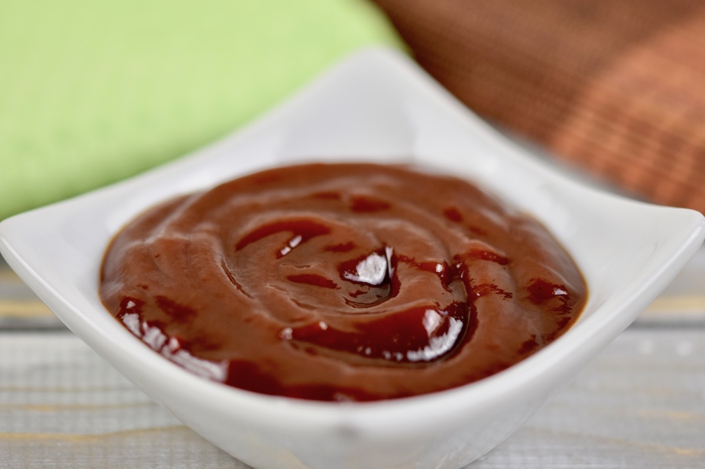 BBQ-Sauce in einem weißen Schälchen, Hintergrund hell