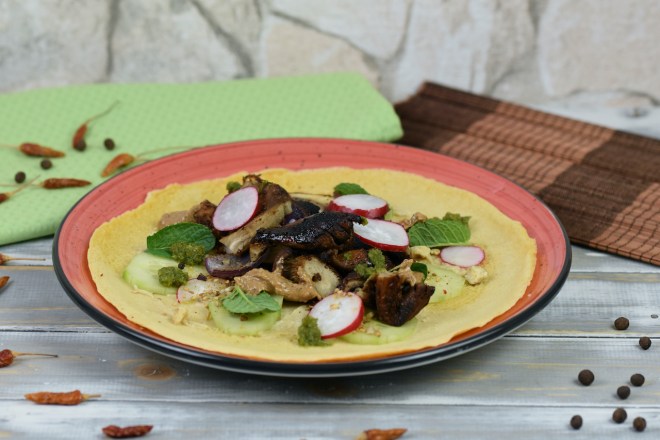 Pilz-Shawarma mit Tortilla auf rotem Teller.