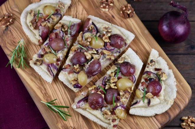 Flammkuchen mit Weintrauben und&nbsp;Walnüssen