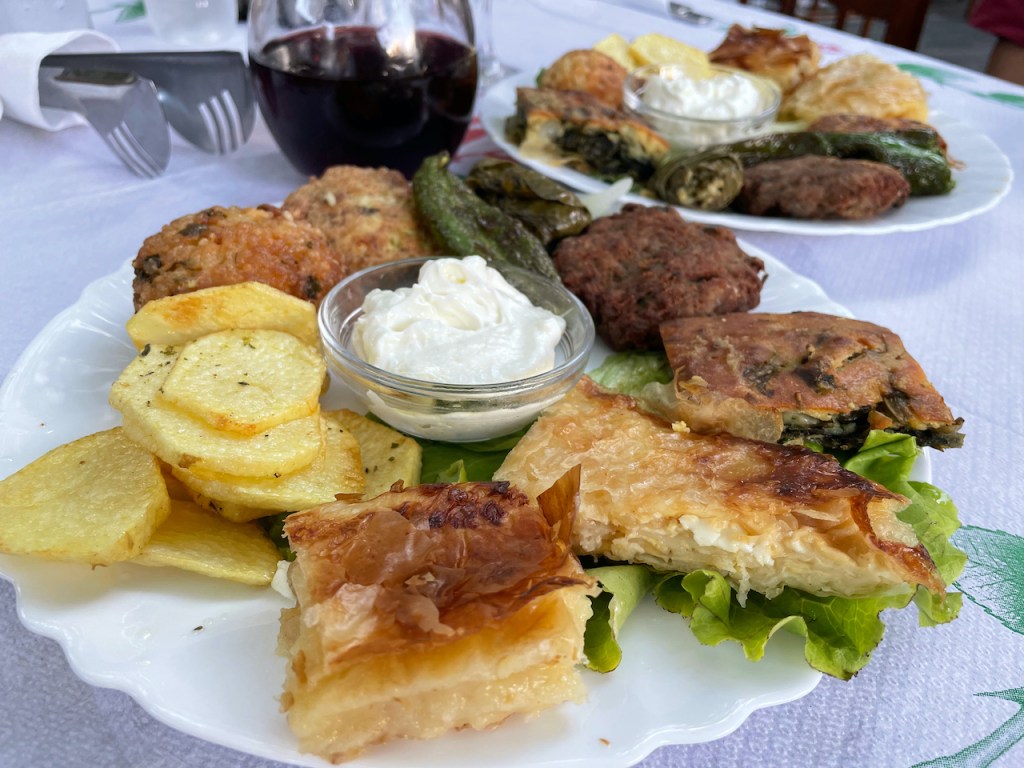 Essen und Trinken in Albanien - 
 Vorsspeisenteller