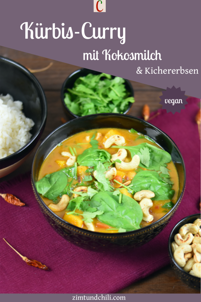 Kürbis-Curry mit Kokosmilch, Kichererbsen und Spinat in einer dunklen Schüssel. Beschrifteter Pin