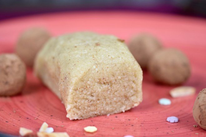 Marzipan selber machen - ohne Zucker - Rezept - Marzipan - weißes Marzipan - vegan - glutenfrei - selber herstellen - Mandelmehl - mit Rosenwasser - ohne Rosenwasser - zuckerfrei - Marzipankartoffeln - DIY