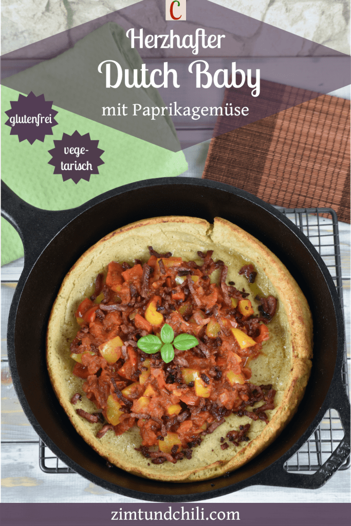 Herzhaftes Dutch Baby mit Paprikagemüse in einem schwarzen gusseisernen Topf. Beschrifteter Pin.