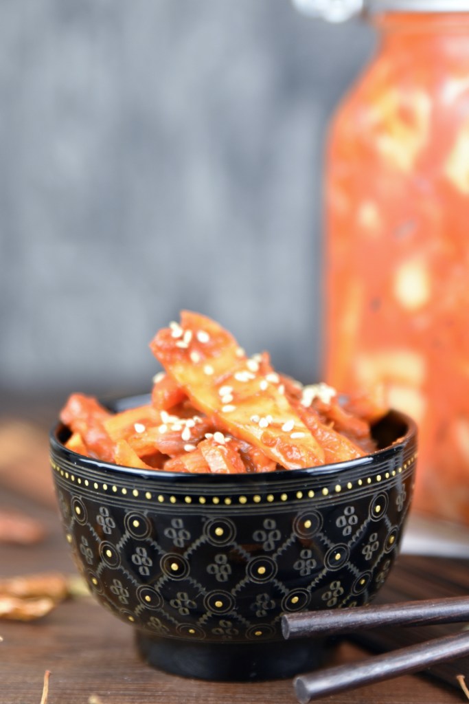 Kimchi selber machen - Kimchi in einem schwarzen Schälchen.