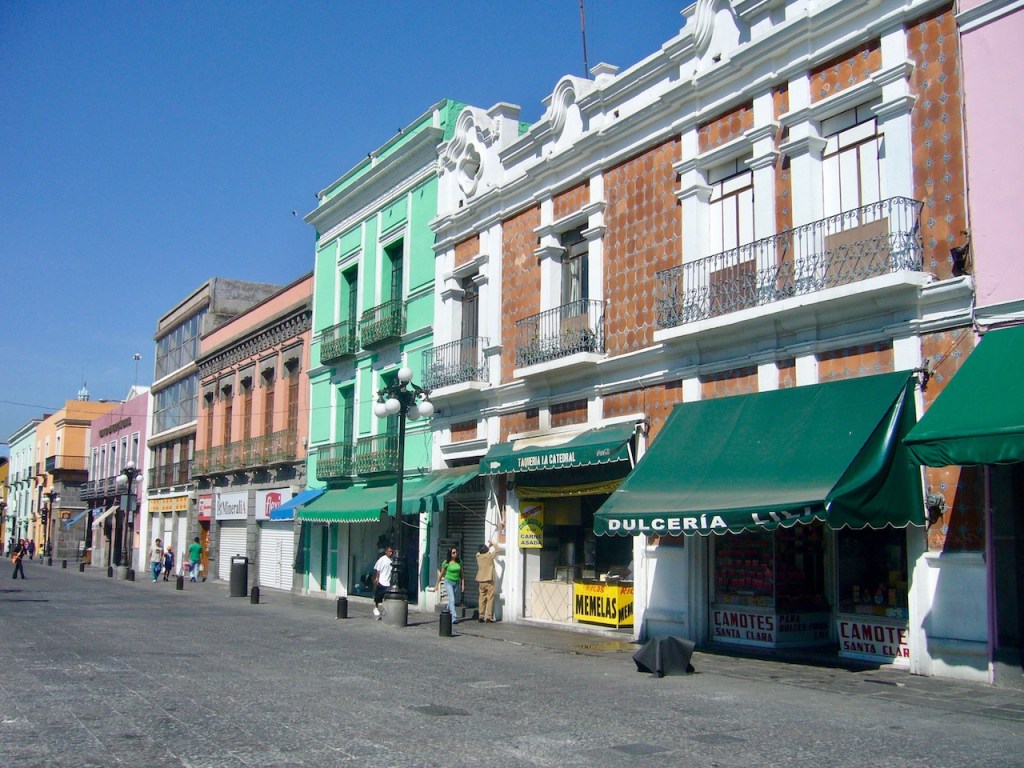 bunte Häuser in der Altstad von Puebla - Mexiko