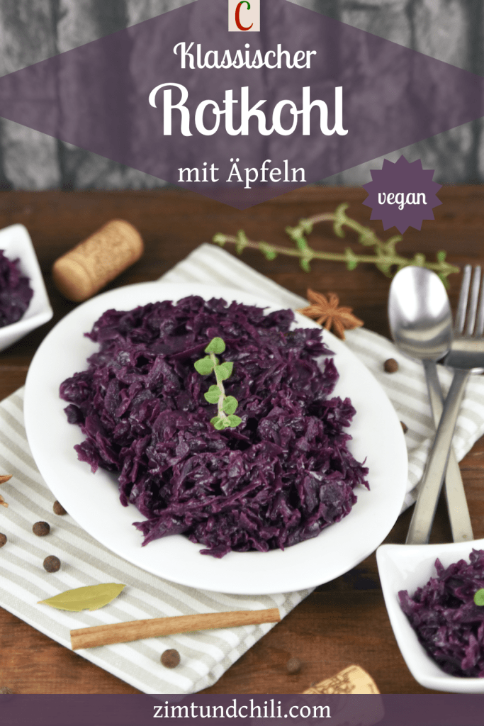 Klassischer Rotkohl mit Apfel auf weißem Teller. Beschrifteter Pin.