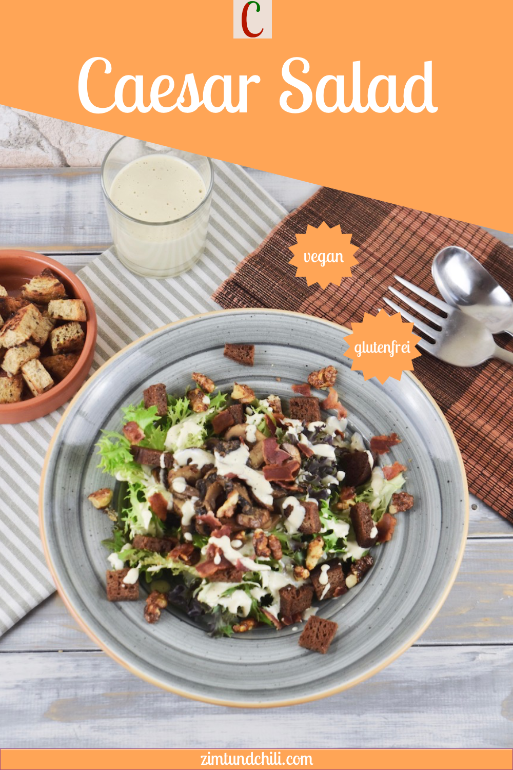 Veganer Caesar Salad mit Pilzen und Walnüssen auf grauem Teller. Hintergrund hell. Beschrifteter Pin.