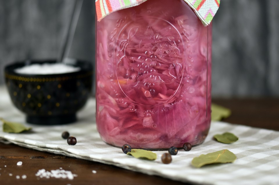 Fermentierte rote Zwiebeln in einem Einmachglas.