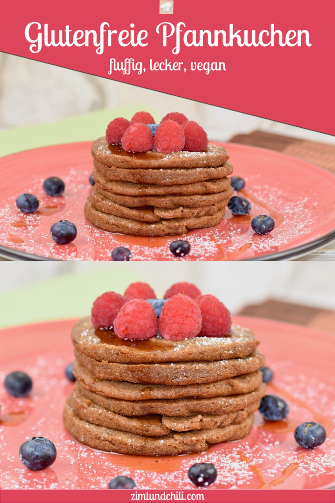 Glutenfreie Pfannkuchen gestapelt auf roten Teller, garniert mit Himbeeren, Blaubeeren, Ahornsirup und Puderzucker. Hintergrund hell. Beschrifteter Pin mit zwei Fotos