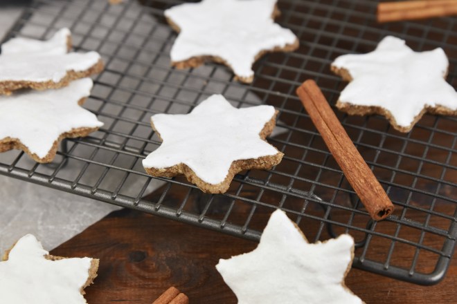 Vegane und Glutenfreie Zimtsterne auf einem Abkühlgitter.