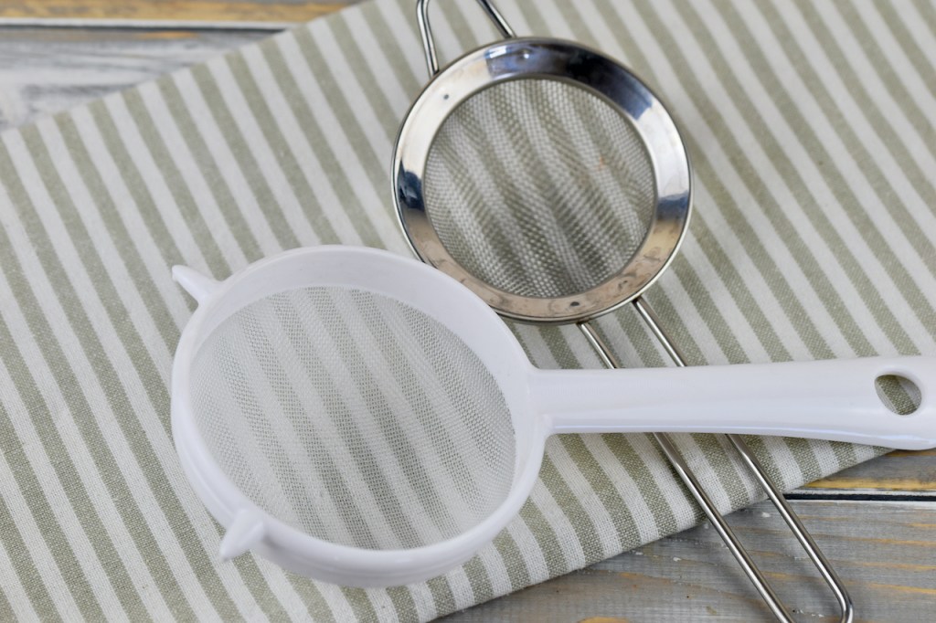 Ein sieb aus Plastik und eins aus Edelstahl