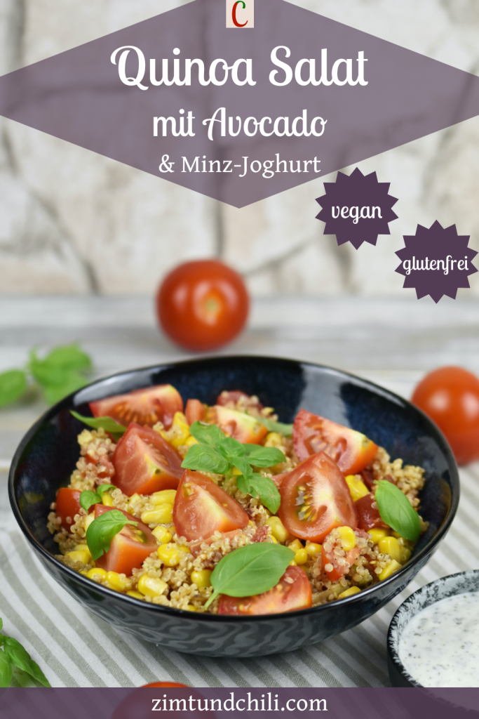 Quinoa Salat mit Avocado in einer schwarzen Schale. Daneben steht in einer kleineren Schale der Minz-Joghurt.