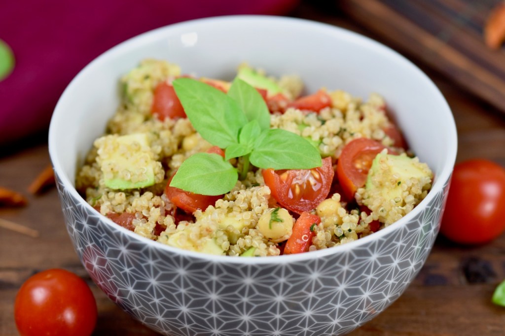 Quinoa-Kichererbsen-Salat - mit Avocado - Rezept - vegan - schnell - einfach - abnehmen - gesund - glutenfrei - Salat - Meal Prep
