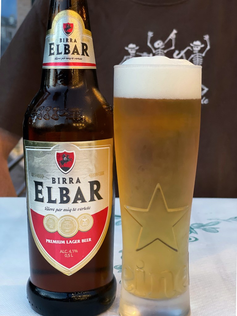 Elbar Bier im Glas mit der Flasche daneben.