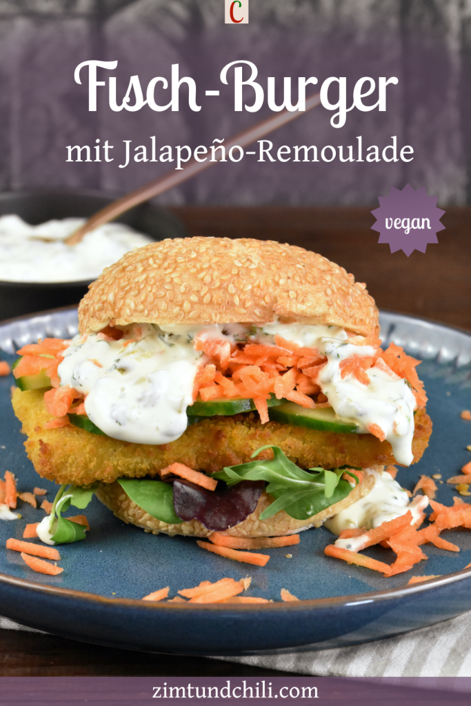 Veganer Fischburger mit Jalapeño-Remoulade auf blauem Teller. Beschrifteter Pin.