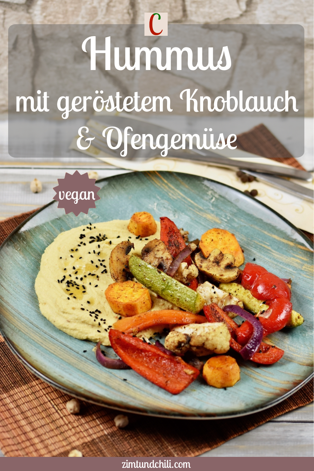 Hummus mit geröstetem Knoblauch und Ofengemüse auf türkisem Teller. Beschrifteter Pin.