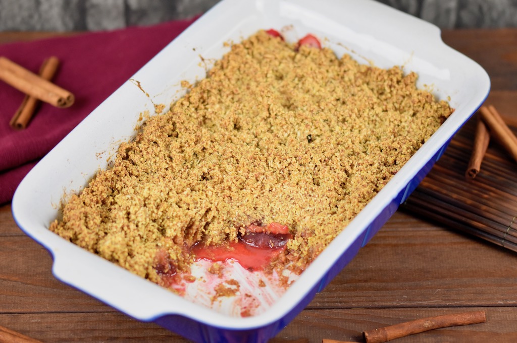 glutenfreies Pflaumen-Crumble - Pflaumen-Crumble - glutenfrei - vegan - Rezept - gesund - Haferflocken - Streusel - warm - Zimt - Zwetschgen-Crumble - Crumble - Pflaumen