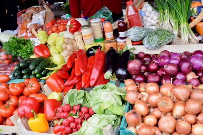 Zeitsparen beim Kochen - Marktstand mit Gemüse