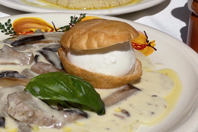 Burrata im Knusperteig mit Pilzsauce
