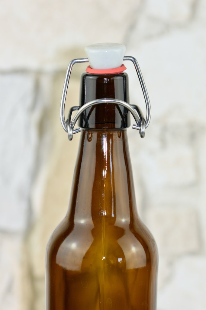 Bügelverschluss an dunkler Flasche