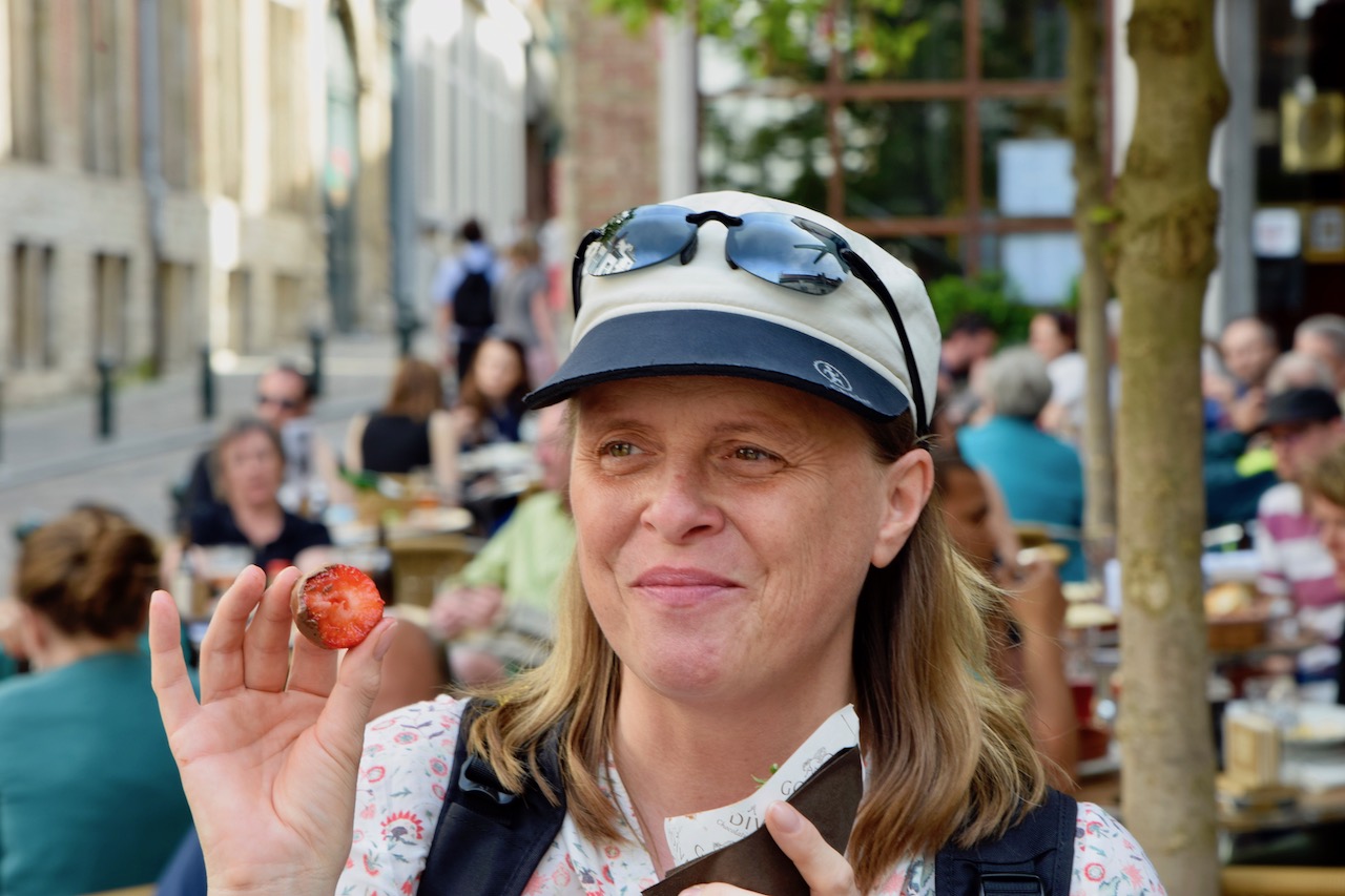 Über mich - Ich mit einer angebissenen Erdbeere in der Hand.