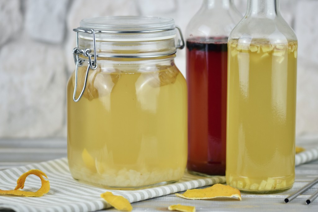 Wasserkefir im Einmachglas und in 2 Flaschen. Im Einmachglas ist der Ansatz und in den Flaschen die Zweitfermentation. In einer Flasche ist Ingwer und in einer sind Blaubeeren zugesetzt.