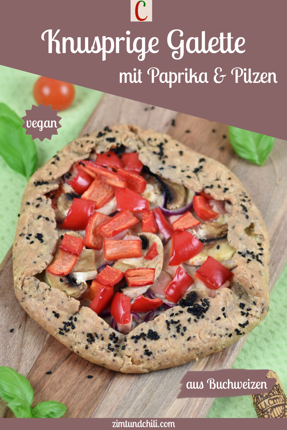 Knusprige Galette mit Paprika und Pilzen auf Holzbrett. Beschrifteter Pin.