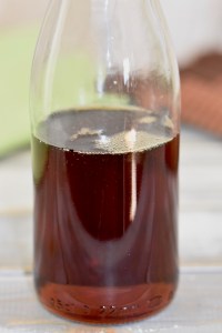 Ahornsirup in Glasflasche. Hintergrund hell.