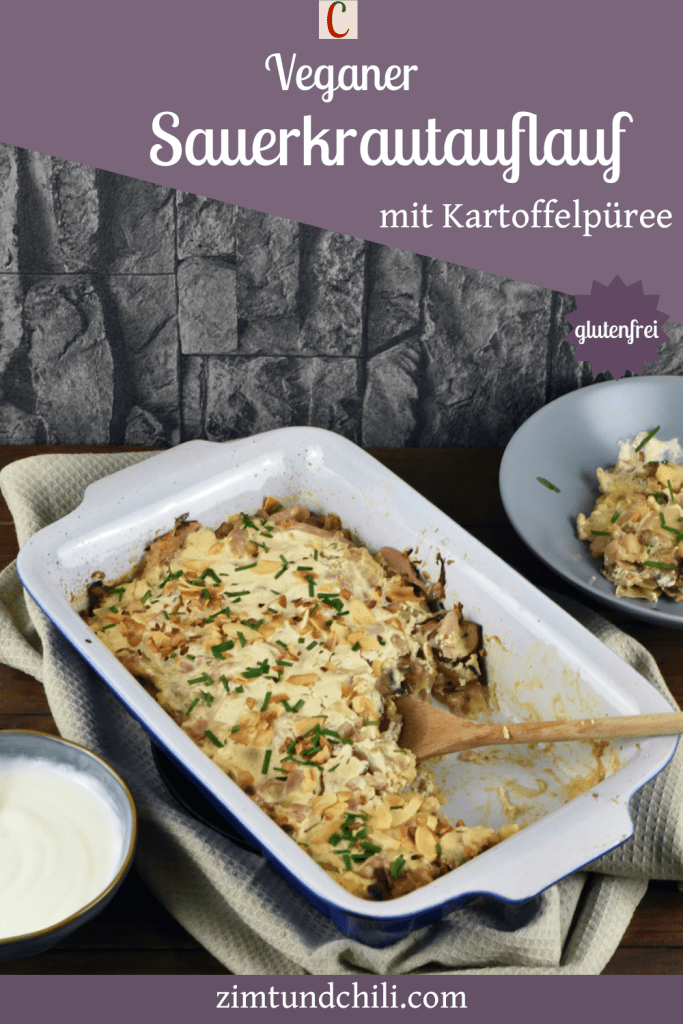 Sauerkrautauflauf mit Kartoffelpüree in einer Auflaufform aus Porzellan. Beschrifteter Pin.