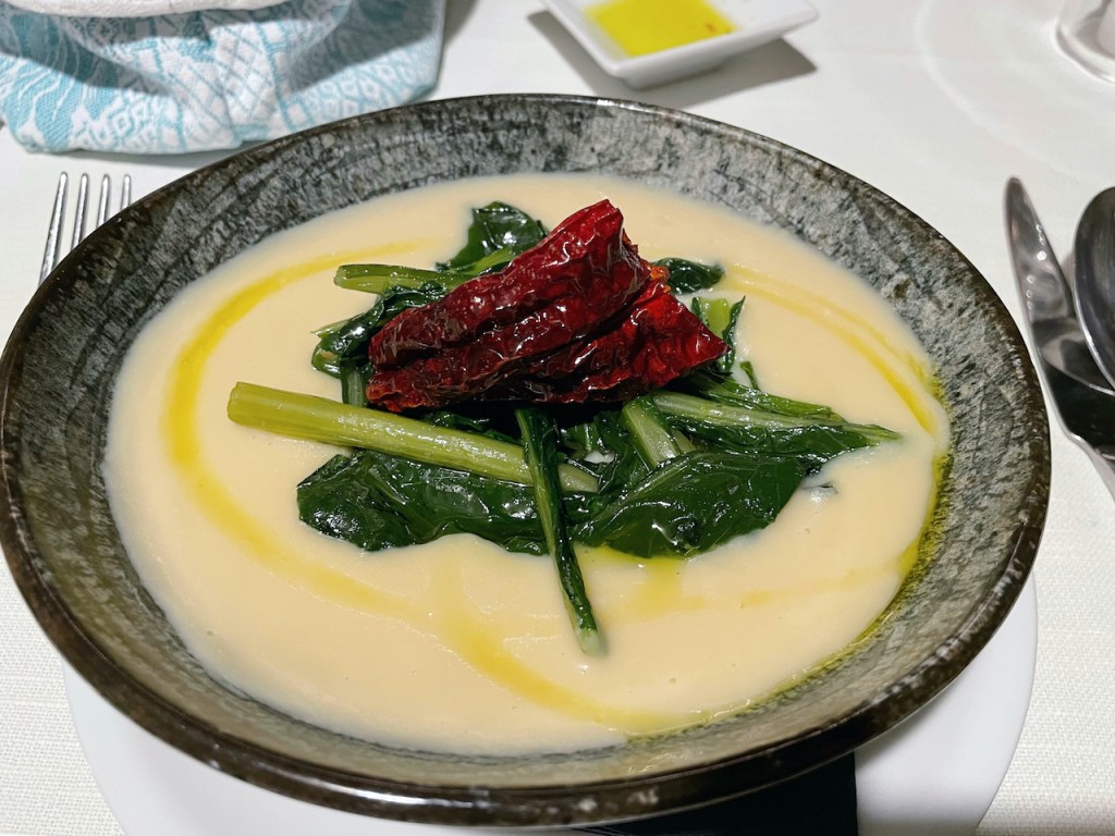 Fave e Cicorie in einer grauen Schale angerichtet mit getrockneter Paprika - Essen & Trinken in der Basilikata