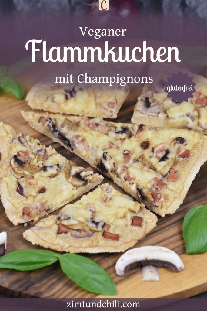 Veganer Flammkuchen mit Champignons und Basilikum auf Holzbrett. Beschrifteter Pin.